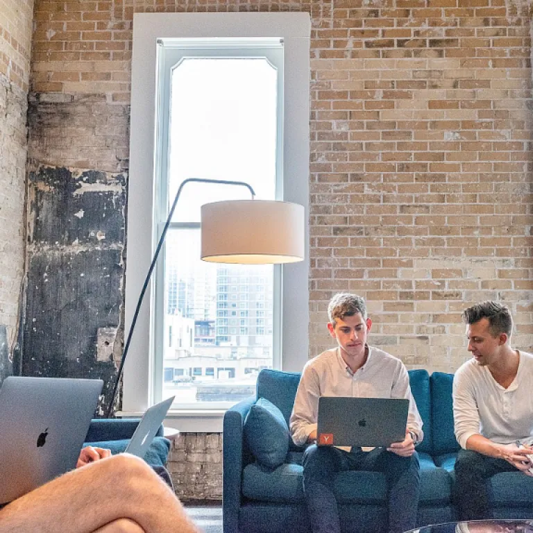 L’importance du chemin de câbles dans les chantiers navals : optimiser la sécurité et l’efficacité